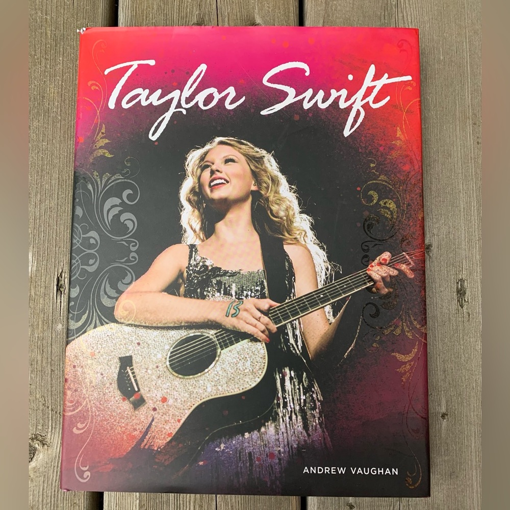 Taylor Swift by Andrew Vaughan